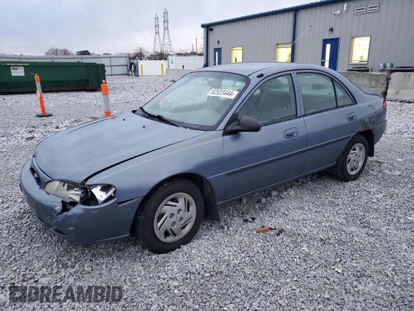 1999 Ford Escort LX z VIN 1FAFP10P6XW211371, wystawiony jako Copart lot #82523444 z przebiegiem 122 534 mil mil oraz Szkody całkowita. Historia ofert i sprzedaży dostępna na DreamBid. Obrazek 1.