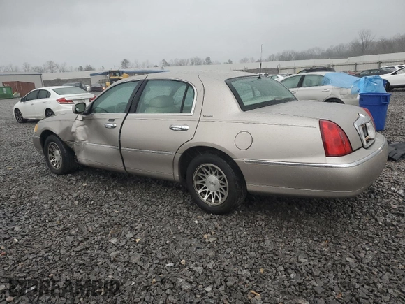2000 Lincoln Town Car Signature with VIN 1LNHM82W2YY770068, listed as a Copart auction lot 44062385 with 109,941 mi miles and Salvage title. Bid and sale history available at DreamBid. Image 2.