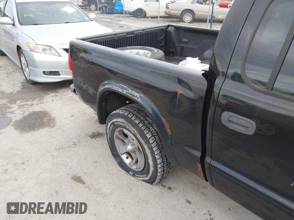 2004 Dodge Dakota Sport with VIN 1D7HL38N24S768283, listed as a IAAI auction lot 41635910 with 328,505 mi miles. Bid and sale history available at carsss.com. Image 12.