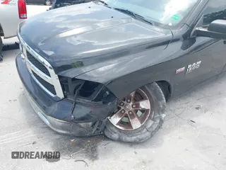 2019 Ram 1500 SLT z VIN 1C6RR6TT5KS561556, wystawiony jako IAAI lot #42174298 z przebiegiem 86 005 mil mil oraz . Historia ofert i sprzedaży dostępna na DreamBid. Obrazek 6.