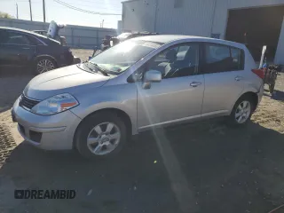 2009 Nissan Versa S z VIN 3N1BC13E89L408407, wystawiony jako Copart lot #49131445 z przebiegiem 116 707 mil mil oraz Szkoda całkowita • Salvage title. Historia ofert i sprzedaży dostępna na DreamBid. Obrazek 1.