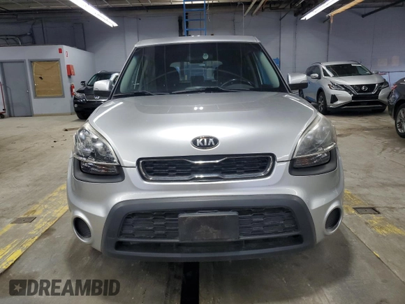2013 Kia Soul + z VIN KNDJT2A65D7564122, wystawiony jako Copart lot #55811785 z przebiegiem 89 887 mil mil oraz Szkoda całkowita • Salvage title. Historia ofert i sprzedaży dostępna na DreamBid. Obrazek 5.