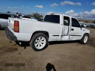 2000 GMC New Sierra 1500 SL with VIN 2GTEC19V8Y1256680, listed as a Copart auction lot 81105434 with 211,162 mi miles and Salvage Title. Bid and sale history available at carsss.com. Image 3.