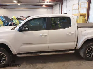 2020 Toyota Tacoma 4WD SR5 with VIN 3TMCZ5AN5LM362756, listed as a IAAI auction lot 41434387 with 42,971 mi miles. Bid and sale history available at carsss.com. Image 15.