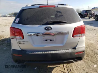 2013 Kia Sorento LX z VIN 5XYKT3A69DG419372, wystawiony jako Copart lot #55088725 z przebiegiem 90 327 mil mil oraz Szkoda całkowita • Salvage title. Historia ofert i sprzedaży dostępna na DreamBid. Obrazek 6.