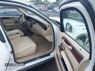 2007 Lincoln Town Car Signature z VIN 1LNHM81W77Y607433, wystawiony jako IAAI lot #42344423 z przebiegiem 190 760 mil mil oraz . Historia ofert i sprzedaży dostępna na DreamBid. Obrazek 5.