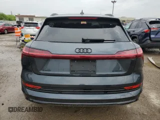2022 Audi e-tron Premium Plus z VIN WA1LAAGE9NB010971, wystawiony jako Copart lot #51066514 z przebiegiem 26 885 mil mil oraz Szkoda całkowita • Salvage title. Historia ofert i sprzedaży dostępna na DreamBid. Obrazek 10.