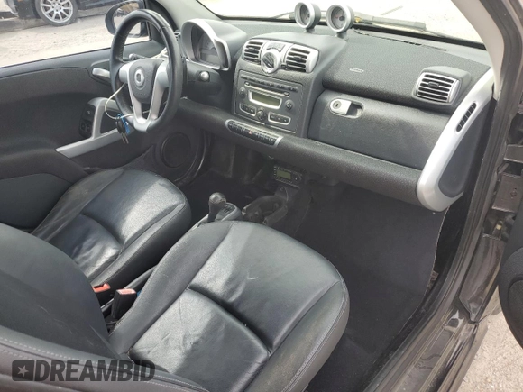 2009 Smart fortwo Pure z VIN WMEEJ31XX9K269982, wystawiony jako Copart lot #59214215 z przebiegiem 99 711 mil mil oraz Tytuł czysty. Historia ofert i sprzedaży dostępna na DreamBid. Obrazek 8.