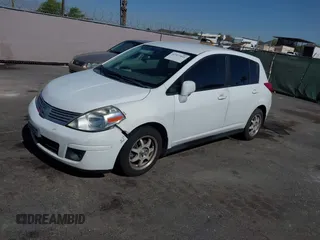 2007 Nissan Versa S z VIN 3N1BC13E37L457284, wystawiony jako IAAI lot #42327441 z przebiegiem 255 089 mil mil oraz . Historia ofert i sprzedaży dostępna na DreamBid. Obrazek 2.