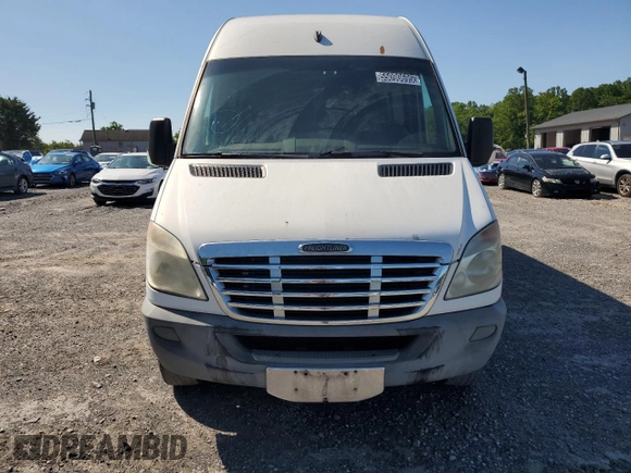2011 Freightliner Sprinter z VIN WDRPE8CC7B5506404, wystawiony jako Copart lot #55090695 z przebiegiem 360 357 mil mil oraz Czysty tytuł • Clean title. Historia ofert i sprzedaży dostępna na DreamBid. Obrazek 5.