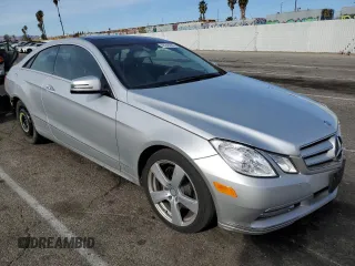 2013 Mercedes-Benz E 350 with VIN WDDKJ5KB7DF190650, listed as a Copart auction lot 42246695 with 194,786 mi miles and Salvage title. Bid and sale history available at DreamBid. Image 4.