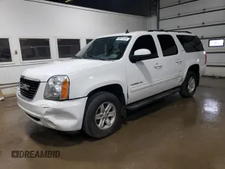 2013 GMC Yukon XL SLT z VIN 1GKS2KE71DR203618, wystawiony jako Copart lot #54977225 z przebiegiem 247 361 mil mil oraz Tytuł czysty. Historia ofert i sprzedaży dostępna na DreamBid. Obrazek 1.