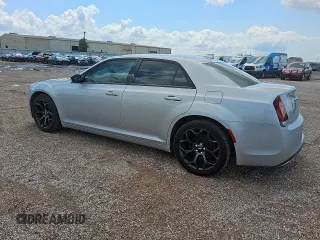 2019 Chrysler 300 Touring z VIN 2C3CCAAG9KH733284, wystawiony jako Copart lot #55454485 z przebiegiem Nie podano mil oraz Tytuł czysty. Historia ofert i sprzedaży dostępna na DreamBid. Obrazek 2.