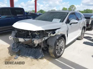 2022 Lexus RX 350L Luxury z VIN JTJJZKEA8N2026796, wystawiony jako IAAI lot #42331201 z przebiegiem 46 865 mil mil oraz . Historia ofert i sprzedaży dostępna na DreamBid. Obrazek 18.