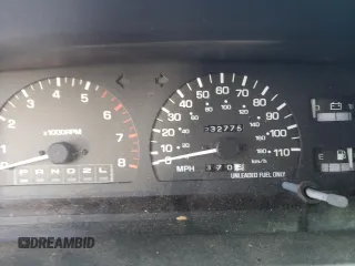 1998 Toyota T100 DX z VIN JT4UN22D3W0052312, wystawiony jako Copart lot #68147354 z przebiegiem 232 775 mil mil oraz Szkody całkowita. Historia ofert i sprzedaży dostępna na DreamBid. Obrazek 9.