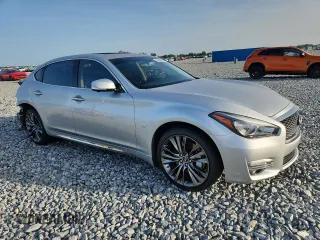 2018 Infiniti Q70 Luxe with VIN JN1BY1PR1JM370561, listed as a Copart auction lot 59784945 with 95,976 mi miles and Non repairable. Bid and sale history available at DreamBid. Image 4.