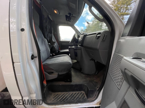 2018 Ford Econoline Commercial z VIN 1FDXE4FS4JDC33224, wystawiony jako Copart lot #44239625 z przebiegiem 148 517 mil mil oraz Czysty tytuł • Clean title. Historia ofert i sprzedaży dostępna na DreamBid. Obrazek 5.