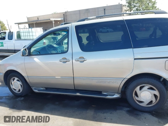 2002 Toyota Sienna LE with VIN 4T3ZF13C32U486822, listed as a IAAI auction lot 42019920 with 212,606 mi miles. Bid and sale history available at carsss.com. Image 14.