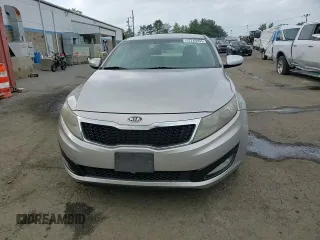 2012 Kia Optima LX z VIN 5XXGM4A70CG070588, wystawiony jako Copart lot #57240995 z przebiegiem 137 601 mil mil oraz Szkoda całkowita • Salvage title. Historia ofert i sprzedaży dostępna na DreamBid. Obrazek 13.
