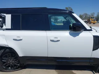 2024 Land Rover Defender X-Dynamic SE with VIN SALE27EU5R2352344, listed as a IAAI auction lot 42314350 with 12,517 mi miles and . Bid and sale history available at DreamBid. Image 12.