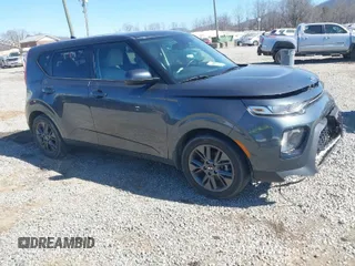 2021 Kia Soul EX with VIN KNDJ33AU9M7741842, listed as a IAAI auction lot 41555122 with 28,877 mi miles. Bid and sale history available at carsss.com. Image 1.