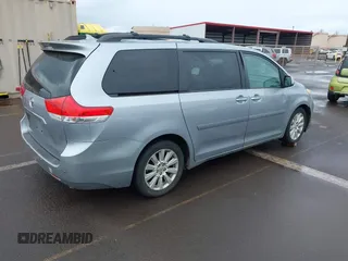 2012 Toyota Sienna XLE AAS z VIN 5TDYK3DC1CS192310, wystawiony jako IAAI lot #41379303 z przebiegiem 119 524 mil mil oraz . Historia ofert i sprzedaży dostępna na DreamBid. Obrazek 4.