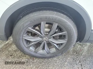 2024 Volkswagen Tiguan SE z VIN 3VV3B7AX3RM105123, wystawiony jako IAAI lot #42796460 z przebiegiem 36 543 mil mil oraz . Historia ofert i sprzedaży dostępna na DreamBid. Obrazek 38.
