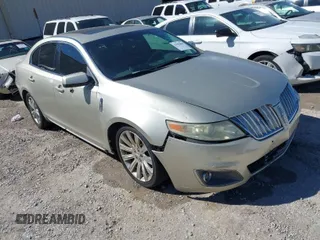 2011 Lincoln MKS z VIN 1LNHL9DR5BG600378, wystawiony jako IAAI lot #41595894 z przebiegiem 283 214 mil mil oraz . Historia ofert i sprzedaży dostępna na DreamBid. Obrazek 1.