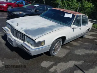 1989 Cadillac DeVille z VIN 1G6CD5159K4342392, wystawiony jako IAAI lot #42451638 z przebiegiem 162 687 mil mil oraz . Historia ofert i sprzedaży dostępna na DreamBid. Obrazek 2.