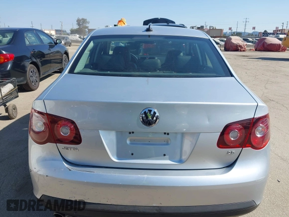 2008 Volkswagen Jetta SE z VIN 3VWRM71KX8M191212, wystawiony jako IAAI lot #42660632 z przebiegiem 198 459 mil mil oraz . Historia ofert i sprzedaży dostępna na DreamBid. Obrazek 16.