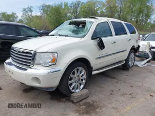 2008 Chrysler Aspen Limited z VIN 1A8HW58298F133880, wystawiony jako IAAI lot #42022051 z przebiegiem 239 008 mil mil oraz . Historia ofert i sprzedaży dostępna na DreamBid. Obrazek 2.