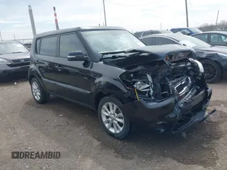 2013 Kia Soul + z VIN KNDJT2A69D7616559, wystawiony jako IAAI lot #42074747 z przebiegiem 111 812 mil mil oraz . Historia ofert i sprzedaży dostępna na DreamBid. Obrazek 1.