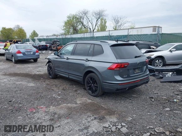 2022 Volkswagen Tiguan SE R-Line Black z VIN 3VVCB7AX9NM014741, wystawiony jako IAAI lot #42043123 z przebiegiem 71 777 mil mil oraz . Historia ofert i sprzedaży dostępna na DreamBid. Obrazek 3.