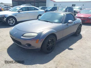 2007 Mazda MX-5 Miata Sport z VIN JM1NC25F570130226, wystawiony jako IAAI lot #42227544 z przebiegiem 150 035 mil mil oraz . Historia ofert i sprzedaży dostępna na DreamBid. Obrazek 18.