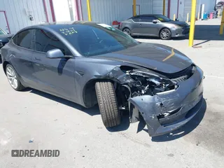 2020 Tesla Model 3 Long Range z VIN 5YJ3E1EB8LF646424, wystawiony jako IAAI lot #42018477 z przebiegiem 41 232 mil mil oraz . Historia ofert i sprzedaży dostępna na DreamBid. Obrazek 1.