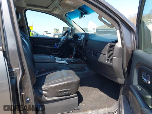 2015 Nissan Titan SV z VIN 1N6AA0EC4FN500837, wystawiony jako IAAI lot #42004647 z przebiegiem 140 603 mil mil oraz . Historia ofert i sprzedaży dostępna na DreamBid. Obrazek 5.