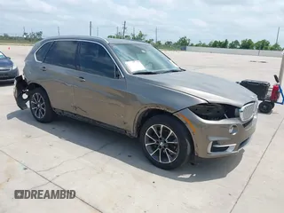2017 BMW X5 sDrive35i z VIN 5UXKR2C54H0U20033, wystawiony jako IAAI lot #42283458 z przebiegiem 135 869 mil mil oraz . Historia ofert i sprzedaży dostępna na DreamBid. Obrazek 1.
