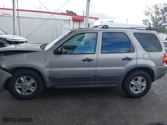 2001 Ford Escape XLT with VIN 1FMCU03101KD92811, listed as a IAAI auction lot 41589086 with 171,070 mi miles. Bid and sale history available at carsss.com. Image 14.