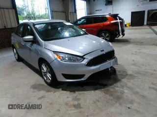 2018 Ford Focus SE z VIN 1FADP3F26JL266040, wystawiony jako IAAI lot #42009143 z przebiegiem 53 575 mil mil oraz . Historia ofert i sprzedaży dostępna na DreamBid. Obrazek 1.