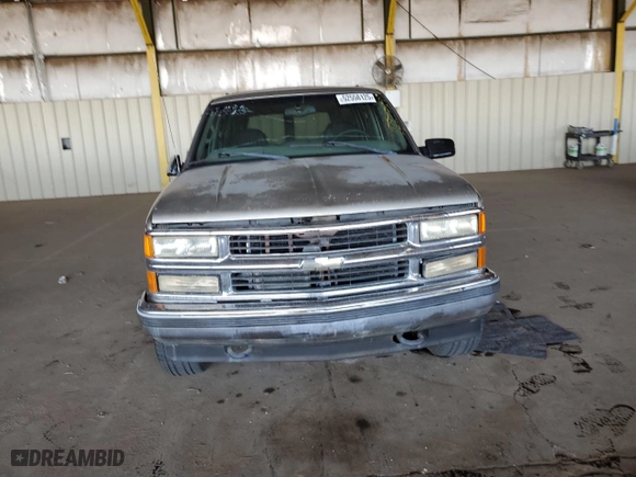 1999 Chevrolet Suburban with VIN 3GNFK16R3XG217135, listed as a Copart auction lot 52558125 with 200,002 mi miles and Clean Title. Bid and sale history available at carsss.com. Image 5.