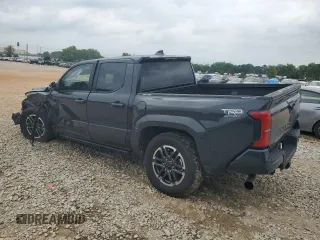 2024 Toyota Tacoma SR5 z VIN 3TYLB5JN0RT056369, wystawiony jako Copart lot #56704105 z przebiegiem 12 025 mil mil oraz Szkoda całkowita • Salvage title. Historia ofert i sprzedaży dostępna na DreamBid. Obrazek 2.