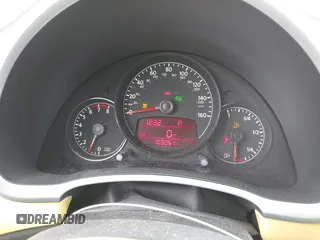 2012 Volkswagen Beetle 2.5L PZEV z VIN 3VWJP7AT7CM606721, wystawiony jako IAAI lot #42211987 z przebiegiem 103 861 mil mil oraz . Historia ofert i sprzedaży dostępna na DreamBid. Obrazek 7.