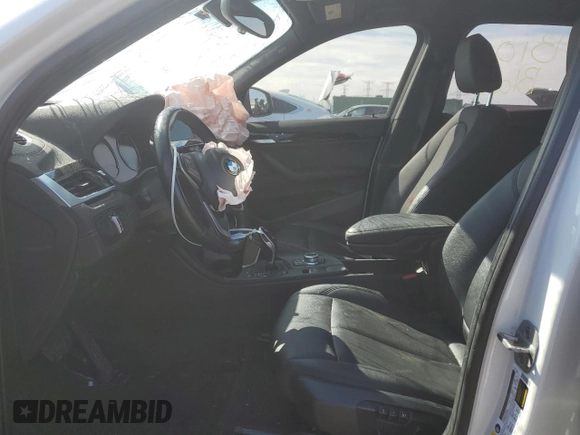 2021 BMW X1 xDrive28i z VIN WBXJG9C02M5S18999, wystawiony jako Copart lot #50194425 z przebiegiem 62 355 mil mil oraz Szkoda całkowita • Salvage title. Historia ofert i sprzedaży dostępna na DreamBid. Obrazek 7.