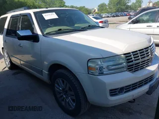 2008 Lincoln Navigator z VIN 5LMFU28538LJ11090, wystawiony jako IAAI lot #42235422 z przebiegiem 283 490 mil mil oraz . Historia ofert i sprzedaży dostępna na DreamBid. Obrazek 1.