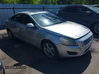 2012 Volvo S60 T5 z VIN YV1622FS0C2145826, wystawiony jako IAAI lot #42768488 z przebiegiem 111 160 mil mil oraz . Historia ofert i sprzedaży dostępna na DreamBid. Obrazek 1.