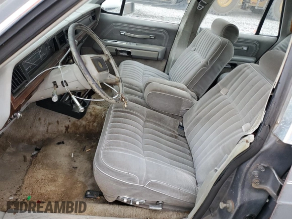 1985 Ford Crown Victoria z VIN 2FABP43F6FX102527, wystawiony jako Copart lot #71747574 z przebiegiem 50 249 mil mil oraz Nie do naprawy. Historia ofert i sprzedaży dostępna na DreamBid. Obrazek 7.