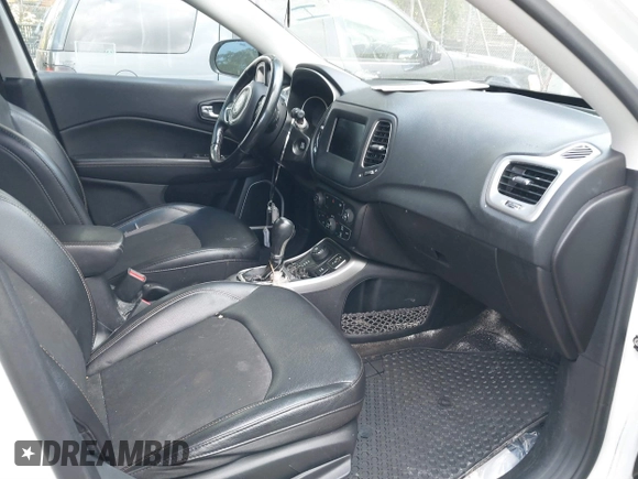 2020 Jeep Compass Latitude z VIN 3C4NJDBB9LT150382, wystawiony jako IAAI lot #40566479 z przebiegiem 64 336 mil mil oraz . Historia ofert i sprzedaży dostępna na DreamBid. Obrazek 5.