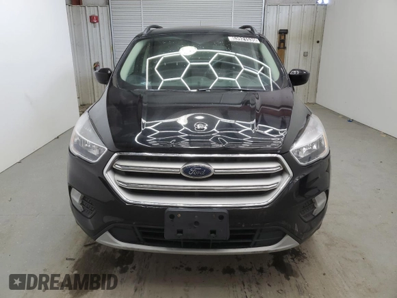 2018 Ford Escape SE z VIN 1FMCU9GD9JUD21474, wystawiony jako Copart lot #53921535 z przebiegiem 136 819 mil mil oraz Czysty tytuł • Clean title. Historia ofert i sprzedaży dostępna na DreamBid. Obrazek 5.
