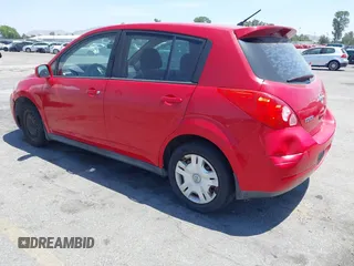 2011 Nissan Versa SL z VIN 3N1BC1CP2BL505481, wystawiony jako IAAI lot #42347048 z przebiegiem 174 559 mil mil oraz . Historia ofert i sprzedaży dostępna na DreamBid. Obrazek 3.