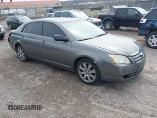 2005 Toyota Avalon XL with VIN 4T1BK36B25U035857, listed as a IAAI auction lot 42032881 with 198,737 mi miles. Bid and sale history available at carsss.com. Image 1.